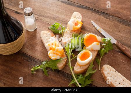 Frische Brötchen mit gekochten Eiern und Rucola Stockfoto