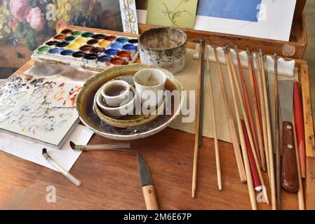 Authentische Porzellanproduktion in der berühmten Porzellanherstellung in Meissen Stockfoto