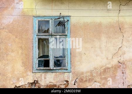 Verlassene Ruine Haus, ein Fenster an der Wand eines verlassenen Hauses. Stockfoto