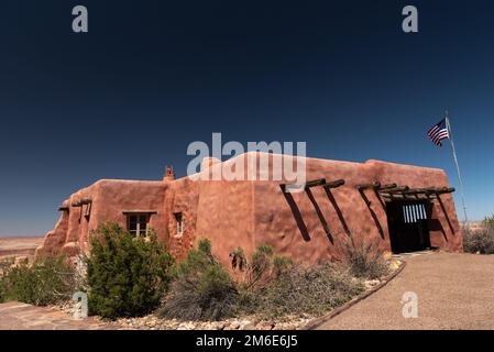 Ein historisches painted Desert Inn im adobe-Stil im Petrified Forest National Park, Arizona, USA. Stockfoto