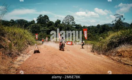 Pahang, Malaysia - 24. September 2022 Enduro-Biker auf dem Sandgelände während des Trainings. Stockfoto