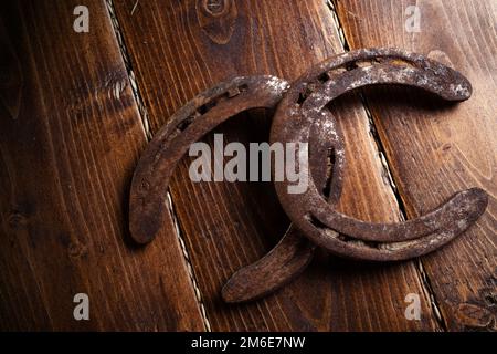 Equesrtian Hintergrund. Lucky alte Hufeisen an Holz- Hintergrund. Stockfoto