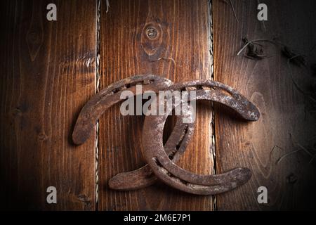 Equesrtian Hintergrund. Lucky alte Hufeisen an Holz- Hintergrund. Stockfoto