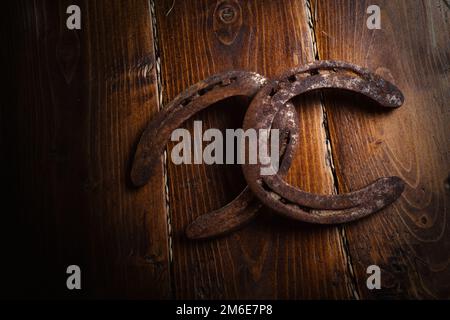 Equesrtian Hintergrund. Lucky alte Hufeisen an Holz- Hintergrund. Stockfoto