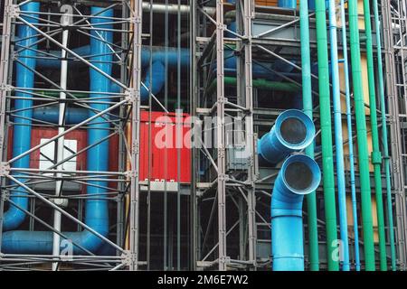 Centre Pompidou, das erste große Beispiel eines „von innen nach außen“-Gebäudes in der architektonischen Geschichte, Stockfoto