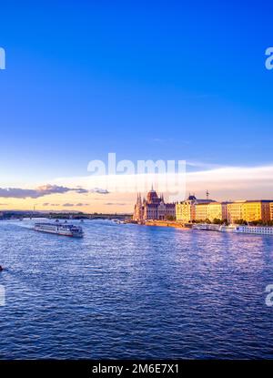 Das ungarische Parlament Gebäude auf der Donau in Budapest Ungarn bei Sonnenuntergang. Stockfoto