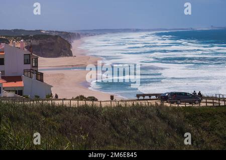 Foz do Arelho, Portugal - riesiger goldener Sandstrand und klares blaues Wasser Stockfoto