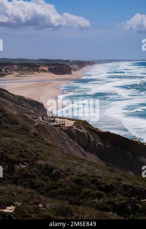 Foz do Arelho, Portugal - riesiger goldener Sandstrand und klares blaues Wasser Stockfoto