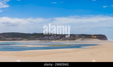 Foz do Arelho, Portugal - riesiger goldener Sandstrand und klares blaues Wasser Stockfoto