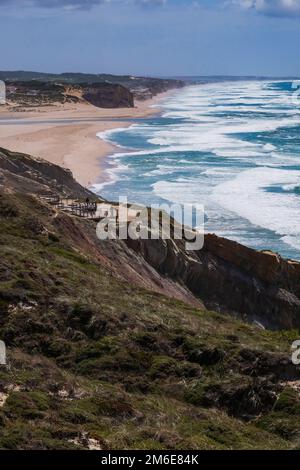 Foz do Arelho, Portugal - riesiger goldener Sandstrand und klares blaues Wasser Stockfoto