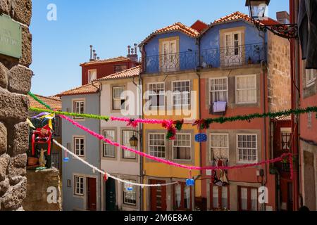 Porto, Portugal - kleiner kopfsteingepflasterter Platz mit traditionellen bunten Häusern Stockfoto