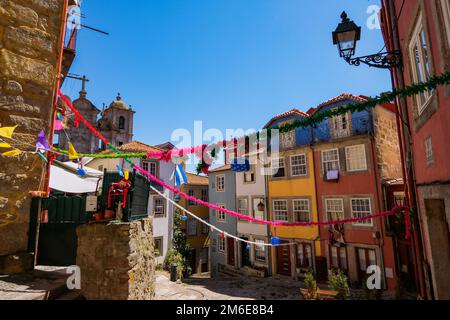 Porto, Portugal - kleiner kopfsteingepflasterter Platz mit traditionellen bunten Häusern Stockfoto