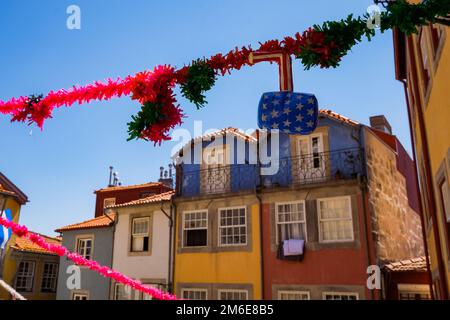 Porto, Portugal - kleiner kopfsteingepflasterter Platz mit traditionellen bunten Häusern Stockfoto