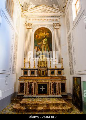 Apse mit dem Ölgemälde auf Leinwand, das San Martino Vescovo (1855) von den Brüdern Vaccaro darstellt - Kirche San Martino (Chiesa di San Martino) (XIV.-XIX. Jahrhundert) in der mittelalterlichen Stadt Erice - Sizilien, Italien Stockfoto