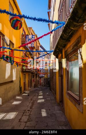 Porto, Portugal - kleiner kopfsteingepflasterter Platz mit traditionellen bunten Häusern Stockfoto