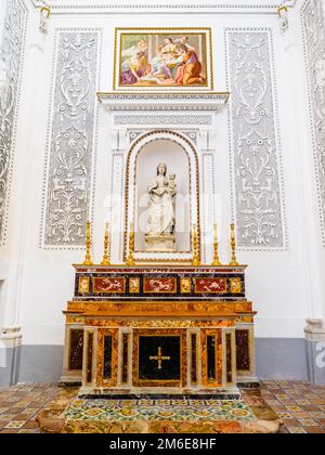 Apse mit der Marmorstatue der Madonna della Luce (15. Jahrhundert) - Kirche San Martino (Chiesa di San Martino) (XIV-XIX. Jahrhundert) in der mittelalterlichen Stadt Erice - Sizilien, Italien Stockfoto