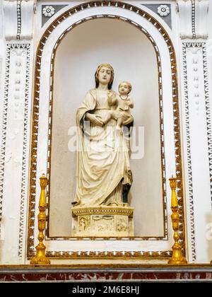 Marmorstatue der Madonna della Luce (15. Jahrhundert) - Kirche San Martino (Chiesa di San Martino) (XIV.-XIX. Jahrhundert) in der mittelalterlichen Stadt Erice - Sizilien, Italien Stockfoto