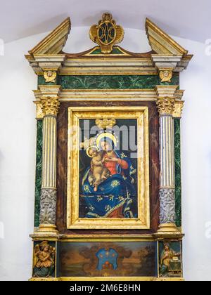 Madonna von Gnaden, Gemälde an der Tafel aus dem Jahr 1567 - Kirche San Martino (Chiesa di San Martino) (XIV-XIX. Jahrhundert) in der mittelalterlichen Stadt Erice - Sizilien, Italien Stockfoto