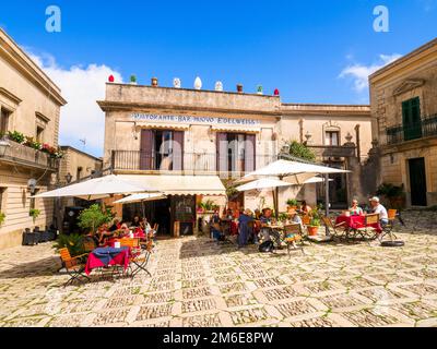 Restaurant und Bar auf der piazza della Loggia in der mittelalterlichen Stadt Erice - Sizilien, Italien Stockfoto