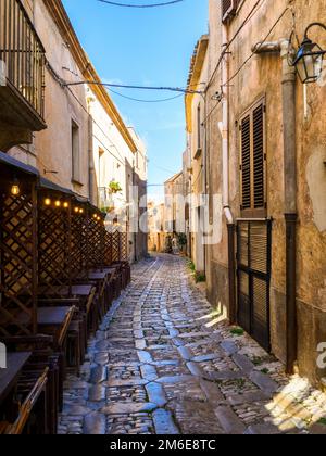 Straße mit Kopfsteinpflaster in der mittelalterlichen Stadt Erice - Sizilien, Italien Stockfoto