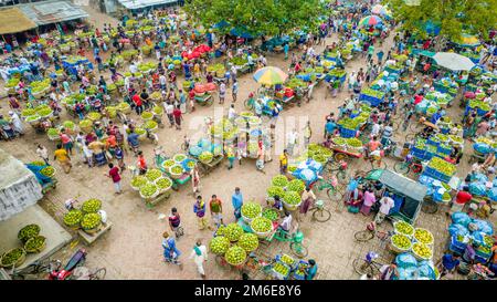 Rajshahi, Rajshahi, Bangladesch. 4. Januar 2023. Die Bauern radeln, um Mangos auf den Markt zu bringen. Nach dem Pflücken der Früchte Mangoanbauer bringen sie zum Markt, indem sie zwei Körbe auf beiden Seiten ihrer Fahrräder aufhängen. Das Tragen der Ladung mit dem Fahrrad ist eine harte Arbeit, da jeder Korb im Kansat, dem größten Mangogroßmarkt in Rajshahi Division in Bangladesch, über den täglich Mangomärkte stattfinden, ca. 40kg kg Mango enthält Im Sommer. (Bild: © Mustasinur Rahman Alvi/ZUMA Press Wire) Stockfoto