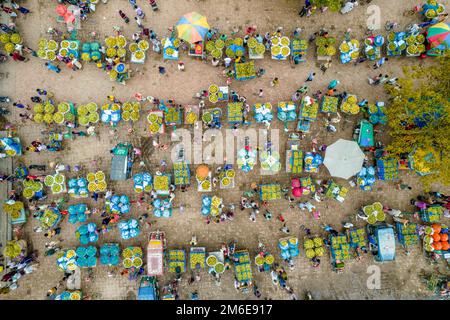 Rajshahi, Rajshahi, Bangladesch. 4. Januar 2023. Die Bauern radeln, um Mangos auf den Markt zu bringen. Nach dem Pflücken der Früchte Mangoanbauer bringen sie zum Markt, indem sie zwei Körbe auf beiden Seiten ihrer Fahrräder aufhängen. Das Tragen der Ladung mit dem Fahrrad ist eine harte Arbeit, da jeder Korb im Kansat, dem größten Mangogroßmarkt in Rajshahi Division in Bangladesch, über den täglich Mangomärkte stattfinden, ca. 40kg kg Mango enthält Im Sommer. (Bild: © Mustasinur Rahman Alvi/ZUMA Press Wire) Stockfoto