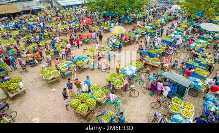 Rajshahi, Rajshahi, Bangladesch. 4. Januar 2023. Die Bauern radeln, um Mangos auf den Markt zu bringen. Nach dem Pflücken der Früchte Mangoanbauer bringen sie zum Markt, indem sie zwei Körbe auf beiden Seiten ihrer Fahrräder aufhängen. Das Tragen der Ladung mit dem Fahrrad ist eine harte Arbeit, da jeder Korb im Kansat, dem größten Mangogroßmarkt in Rajshahi Division in Bangladesch, über den täglich Mangomärkte stattfinden, ca. 40kg kg Mango enthält Im Sommer. (Bild: © Mustasinur Rahman Alvi/ZUMA Press Wire) Stockfoto