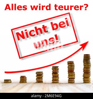 Gestapelte Münzen mit dem deutschen Text „alles wird teurer? Nicht mit uns!" Wie d gerenderte Abbildung Stockfoto