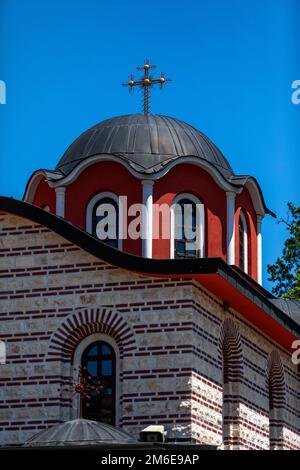 Kuppel mit orthodoxem Kreuz zum Klosterkomplex St. St. Kozma und Damyan â€ Stockfoto