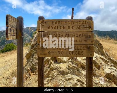 Hölzernes Schild mit Wegbeschreibung auf den Wanderwegen auf dem Gipfel der Santa Catalina Island Berge Stockfoto