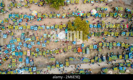 Rajshahi, Rajshahi, Bangladesch. 4. Januar 2023. Die Bauern radeln, um Mangos auf den Markt zu bringen. Nach dem Pflücken der Früchte Mangoanbauer bringen sie zum Markt, indem sie zwei Körbe auf beiden Seiten ihrer Fahrräder aufhängen. Das Tragen der Ladung mit dem Fahrrad ist eine harte Arbeit, da jeder Korb im Kansat, dem größten Mangogroßmarkt in Rajshahi Division in Bangladesch, über den täglich Mangomärkte stattfinden, ca. 40kg kg Mango enthält Im Sommer. (Bild: © Mustasinur Rahman Alvi/ZUMA Press Wire) Stockfoto