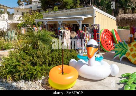 Kleiner Touristenladen im Descanso Beach Club, Santa Catalina Island. USA Stockfoto