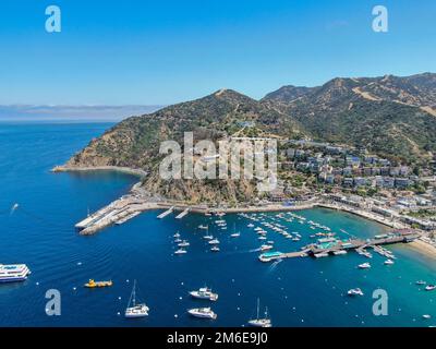 Der Hafen von Avalon auf Santa Catalina Island, USA, aus der Vogelperspektive Stockfoto