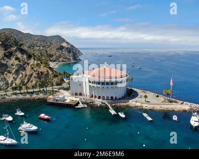 Luftaufnahme von Catalina Casino und Avalon Hafen mit Segelbooten. Stockfoto