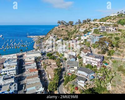 Avalon mit seinen Häusern auf den Klippen auf Santa Catalina Island, USA, aus der Vogelperspektive Stockfoto