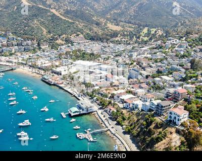 Der Hafen von Avalon auf Santa Catalina Island, USA, aus der Vogelperspektive Stockfoto