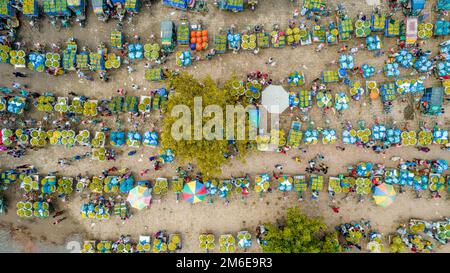Rajshahi, Rajshahi, Bangladesch. 4. Januar 2023. Die Bauern radeln, um Mangos auf den Markt zu bringen. Nach dem Pflücken der Früchte Mangoanbauer bringen sie zum Markt, indem sie zwei Körbe auf beiden Seiten ihrer Fahrräder aufhängen. Das Tragen der Ladung mit dem Fahrrad ist eine harte Arbeit, da jeder Korb im Kansat, dem größten Mangogroßmarkt in Rajshahi Division in Bangladesch, über den täglich Mangomärkte stattfinden, ca. 40kg kg Mango enthält Im Sommer. (Bild: © Mustasinur Rahman Alvi/ZUMA Press Wire) Stockfoto