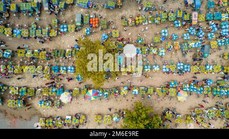 Rajshahi, Rajshahi, Bangladesch. 4. Januar 2023. Die Bauern radeln, um Mangos auf den Markt zu bringen. Nach dem Pflücken der Früchte Mangoanbauer bringen sie zum Markt, indem sie zwei Körbe auf beiden Seiten ihrer Fahrräder aufhängen. Das Tragen der Ladung mit dem Fahrrad ist eine harte Arbeit, da jeder Korb im Kansat, dem größten Mangogroßmarkt in Rajshahi Division in Bangladesch, über den täglich Mangomärkte stattfinden, ca. 40kg kg Mango enthält Im Sommer. (Bild: © Mustasinur Rahman Alvi/ZUMA Press Wire) Stockfoto
