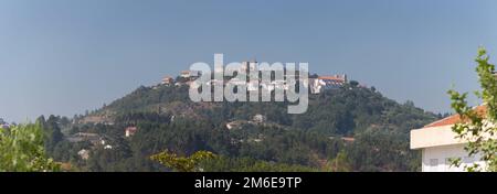 Ourém Santarém Portugal - 08 09 2022 Uhr: Blick auf die Festung und Festung von Ourém, mittelalterliche Burg, Palast und Festung, die sich auf der Spitze der Stadt Ou befinden Stockfoto