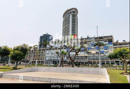Luanda Angola - 09 17 2022: Panoramablick auf die Luanda Bucht und Luanda marginal, Fußgängerweg mit tropischen Palmen, Downtown Lifestyle, Taxi Stockfoto