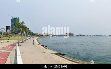 Luanda Angola - 09 17 2022: Blick auf die Luanda Bucht und Luanda marginal, Fußgängerweg mit tropischen Palmen, Downtown Lifestyle, Cabo Island, Stockfoto