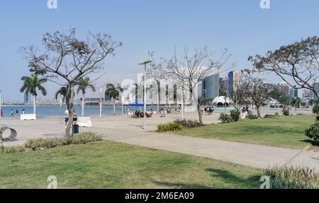 Luanda Angola - 09 17 2022: Blick auf die Luanda Bucht und Luanda marginal, Fußgängerweg mit tropischen Palmen, Downtown Lifestyle, Cabo Island, Stockfoto