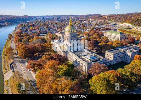 Das West Virginia State Capitol Building und das Stadtzentrum von Charleston mit Herbstlaub aus der Vogelperspektive Stockfoto