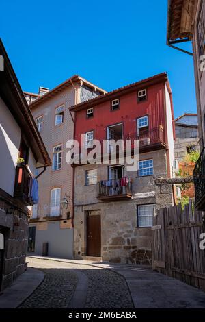 GuimarÃ, Portugal - wunderschön erhaltene mittelalterliche farbenfrohe traditionelle Steinhäuser Stockfoto