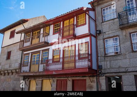 GuimarÃ, Portugal - wunderschön erhaltene mittelalterliche farbenfrohe traditionelle Steinhäuser Stockfoto