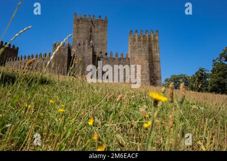 GuimarÃ, Portugal - symbolische mittelalterliche Burg auf dem Heiligen Hügel Stockfoto