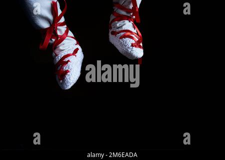 PAMPLONA, SPANIEN - JULI 6: Junge Leute amüsieren sich bei der Eröffnung des San Fermin Festivals auf der plaza Castilio. Pamplona, Navarra, Stockfoto