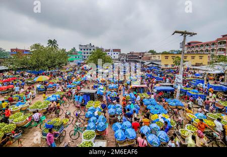 Rajshahi, Rajshahi, Bangladesch. 4. Januar 2023. Die Bauern radeln, um Mangos auf den Markt zu bringen. Nach dem Pflücken der Früchte Mangoanbauer bringen sie zum Markt, indem sie zwei Körbe auf beiden Seiten ihrer Fahrräder aufhängen. Das Tragen der Ladung mit dem Fahrrad ist eine harte Arbeit, da jeder Korb im Kansat, dem größten Mangogroßmarkt in Rajshahi Division in Bangladesch, über den täglich Mangomärkte stattfinden, ca. 40kg kg Mango enthält Im Sommer. (Bild: © Mustasinur Rahman Alvi/ZUMA Press Wire) Stockfoto