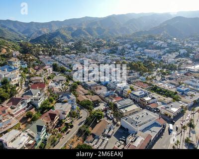 Avalon in der Innenstadt von Santa Catalina Island, USA, aus der Vogelperspektive Stockfoto