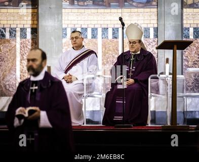 ROTTERDAM - 04/11/2023, Gedenkfeier für Papst Emeritus Benedict XVI in der Laurentius- und Elisabeth-Kathedrale. Benedict starb im Alter von 95 Jahren. Er war von 2005 bis 2013 Papst und trat aus gesundheitlichen Gründen zurück. ANP REMKO DE WAAL niederlande raus - belgien raus Stockfoto